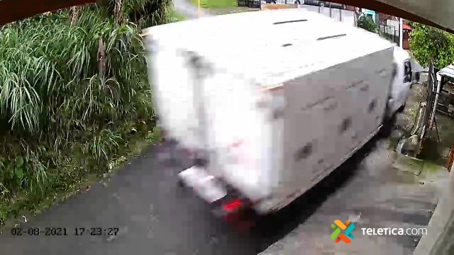 tn7-Video- camión pierde el control y se estrella contra varias casas-020821