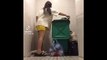 Clip: Cô gái bới thùng rác giữa đêm để tìm lại phiếu đi chợ