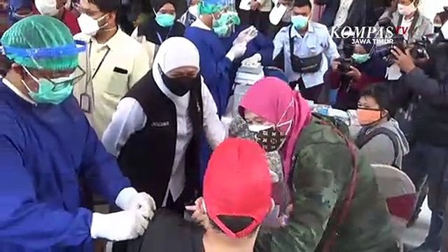 Khofifah Tinjau Vaksin Dosis Ketiga Nakes di Malang