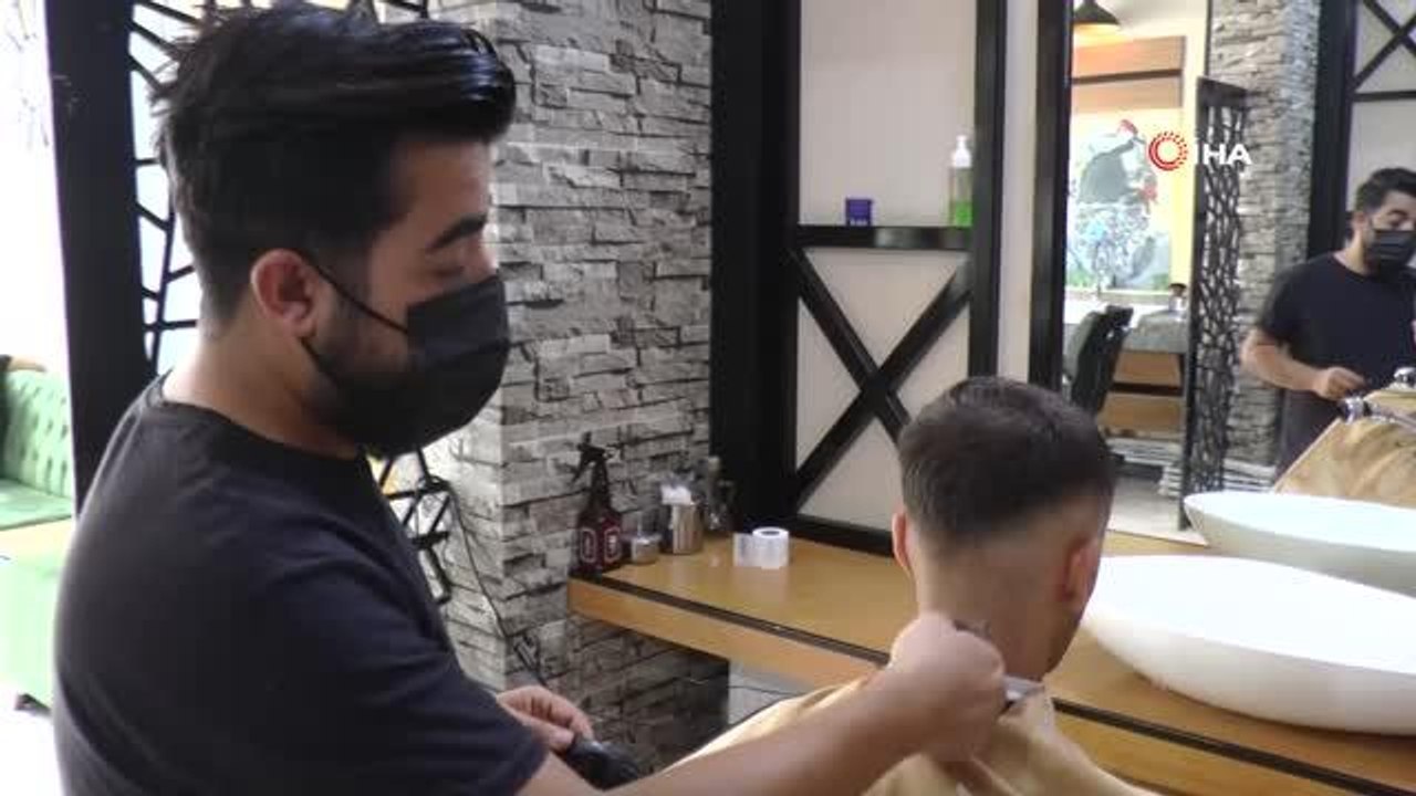 Tıraş olan her müşteri için fidan bağışlıyor