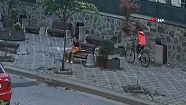 Bankta unutulan telefon ve cüzdanı kendisine aitmiş gibi aldığı anlar kamerada