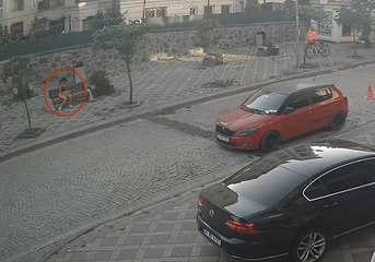 Bankta unutulan telefon ve cüzdanı kendisine aitmiş gibi aldı