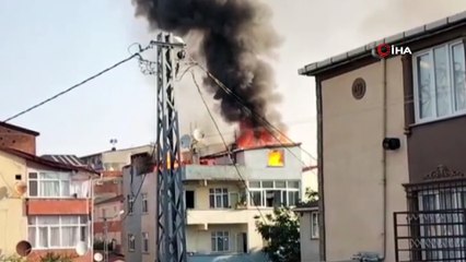 Arnavutköy’de bir binanın çatısı alev alev yandı