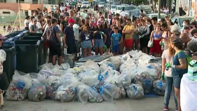 A Marseille, des bénévoles nettoient les plages
