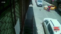 Ara sokaktan çıkan taksiye motosikletli böyle çarptı