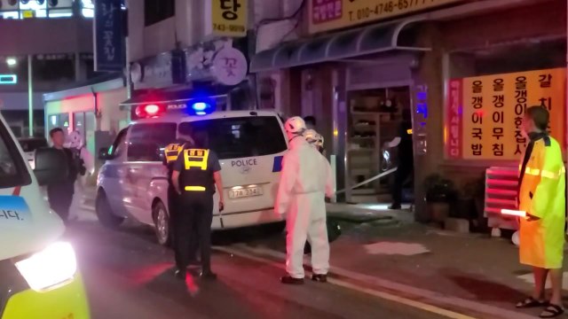 어머니 식당 차로 들이받은 40대 검거...돈 안 준다고 행패 / YTN