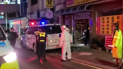 어머니 식당 차로 들이받은 40대 검거...돈 안 준다고 행패 / YTN