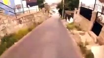 Incidente: l'auto fa un volo di 40 metri e finisce sulla palestra del seminario, filmata da un drone sul tetto della struttura in Cile - video