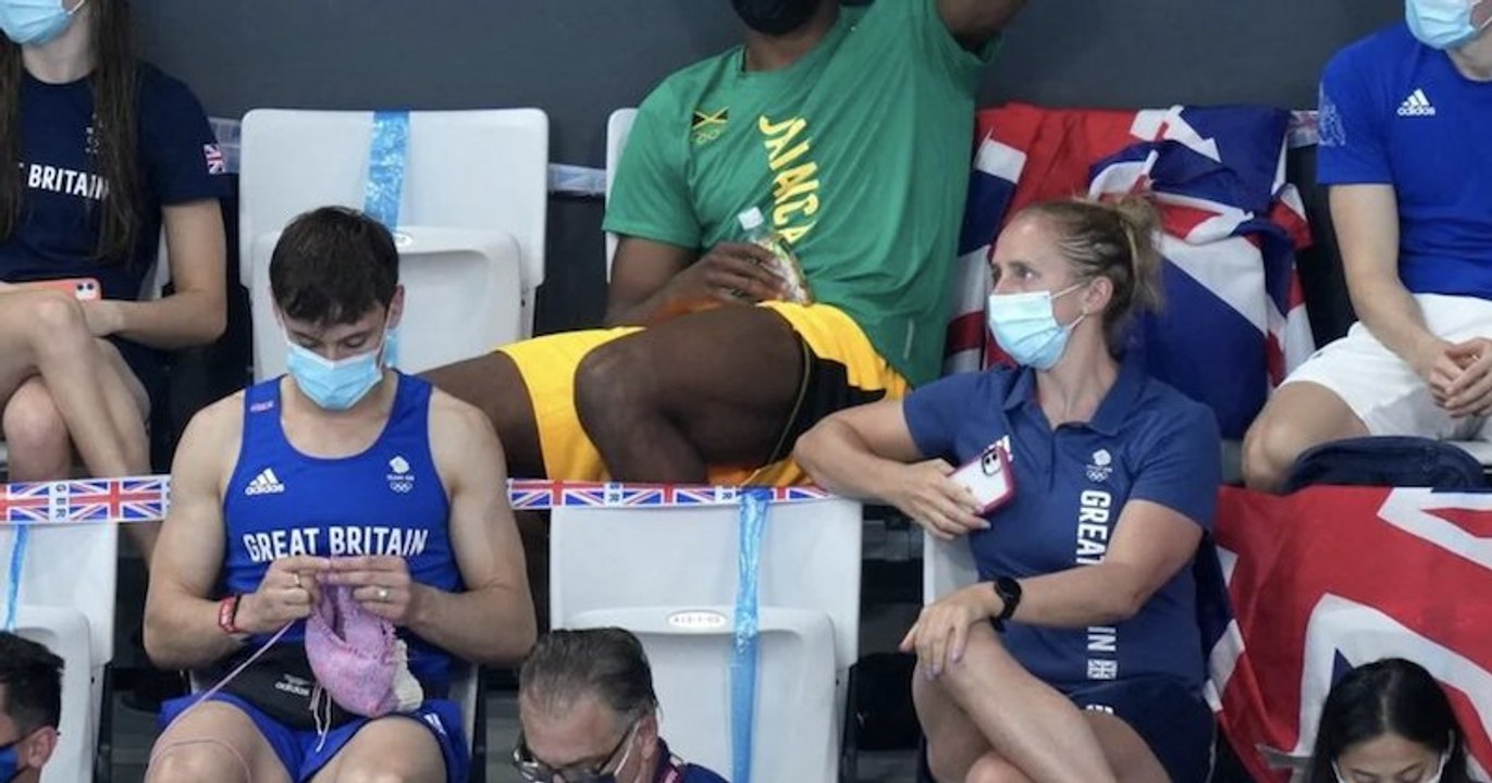 JO de Tokyo : le plongeur britannique Tom Daley tricote un pull pour chien en tribunes