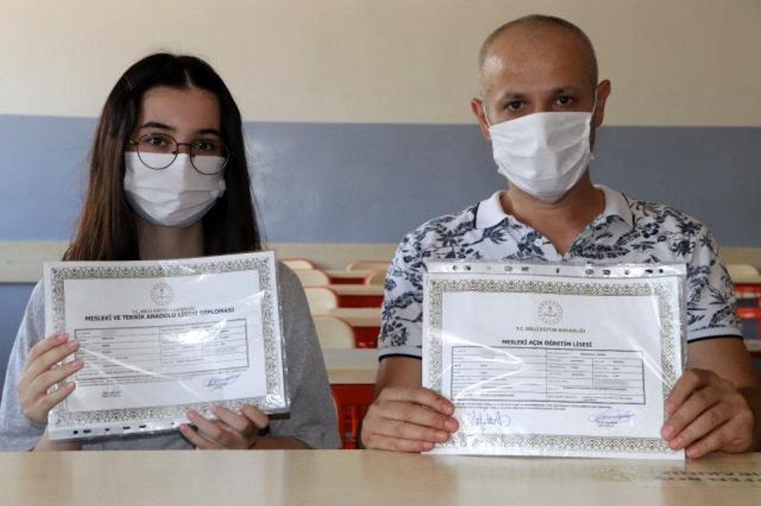 Baba-kız aynı liseden mezun oldu