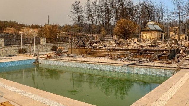 6 kişilik aile havuza girerek yangından kurtuldu