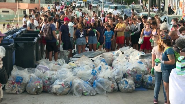 Бутылки, окурки, пластиковые пакеты: марсельцы убирают свои пляжи