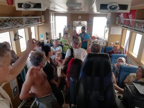 Son dakika haberi: Kıyı Emniyeti ekipleri orman yangınlarına denizden müdahale ediyor