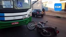 Moto e ônibus coletivo se envolvem em colisão na Rua Ipanema, no Bairro Periolo