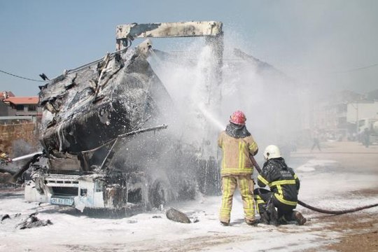 KAZA YAPAN BOYA VE TİNER YÜKLÜ TIR'DA GÖTÜRÜLDÜĞÜ OTOPARKTA PATLAMA OLDU