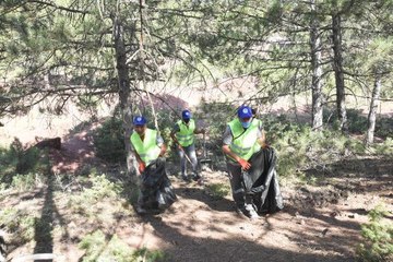 ORMAN VE MESİRE ALANLARI İÇİN ÖZEL EKİPLER KURULDU, CAM ŞİŞELER TOPLANDI