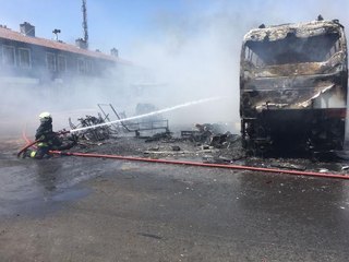 HURDA DEPOSUNDA SÖKÜMÜ YAPILAN OTOBÜS YANDI