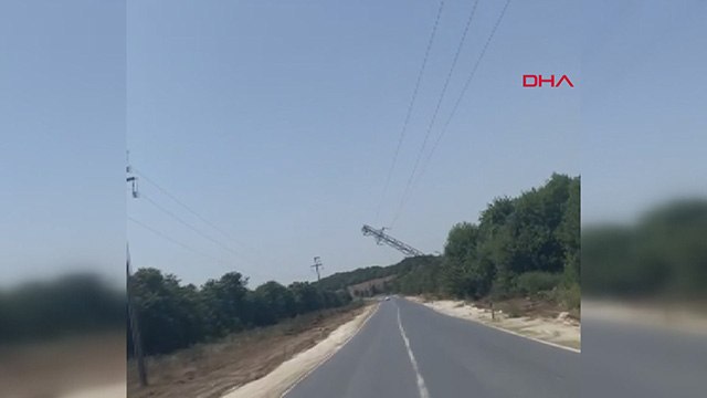 Çatalca'da yan yatan elektrik direği tehlike yarattı