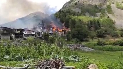 Yusufeli ilçesinde bir evde çıkan yangın, çevredeki bazı ahşap evlere de sıçradı