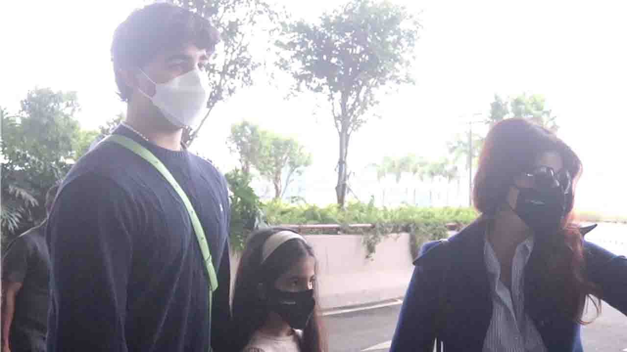 Twinkle Khanna snapped at Mumbai airport with Aarav & Nitara; Watch video | FilmiBeat