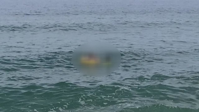 강원도 동해서 너울성 파도에 표류 피서객 2명 구조 / YTN