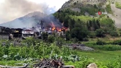 Yusufeli'nde korkutan yangın: 10 ev kül oldu