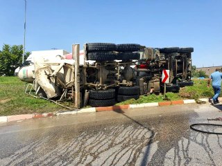 Bursa'da beton mikseri devrildi, sürücü ölümden döndü