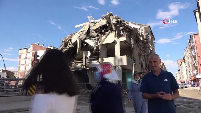 Elazığ'da kontrollü yıkımda hasarlı bina böyle çöktü