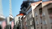 Küçükçekmece'de binanın çatı katında çıkan yangında patlama oldu: Korkutan yangın kamerada