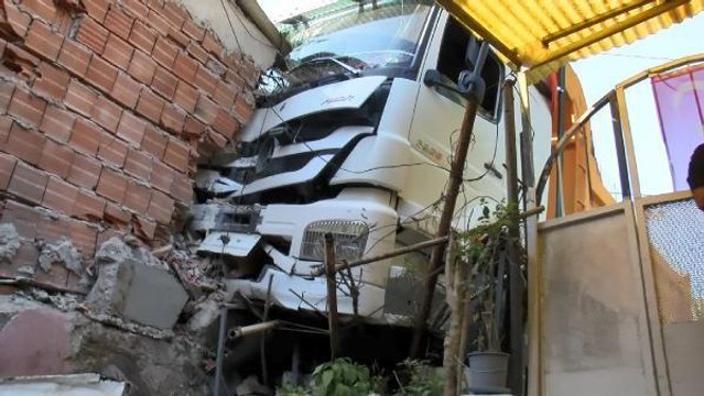 SARIYER'DE PARK HALİNDE FRENİ BOŞALAN HAFRİYAT KAMYONU KAFENİN DUVARINA ÇARPARAK DURDU