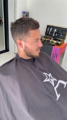 Eden Hazard se fait coiffer par Ahmed Alsanawi