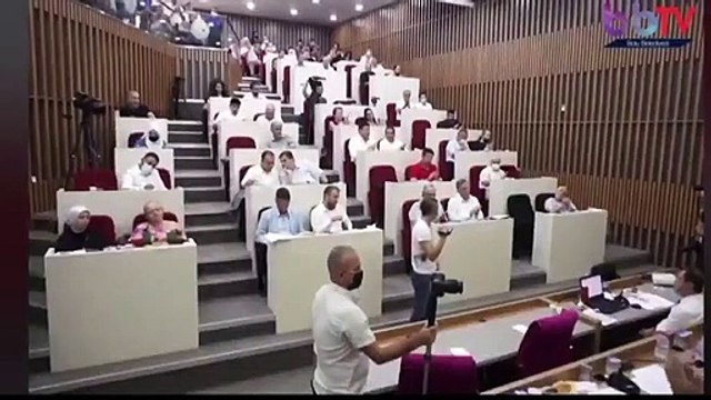 Bolu Belediye Başkanı Tanju Özcan, belediye meclisinde AKP'li üyelere çay fırlattı