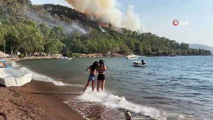 Marmaris’te tatil ve yangın bir arada