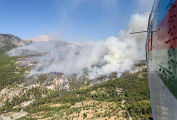 Orman yangınlarıyla havadan süren etkin mücadeleyi AA ekibi görüntüledi