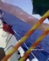 Un canadair vient recharger sa cuve à quelques mètres d'un bateau (Turquie)