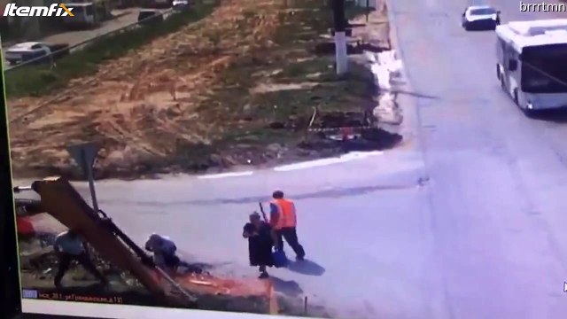 Une pelleteuse touche une conduite de gaz pendant un chantier