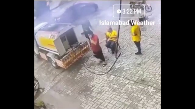 Marcher au mauvais endroit au mauvais moment sur un trottoir (Pakistan)