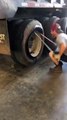 Changer un pneu de camion en moins d'une minute