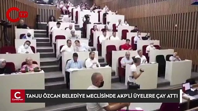 Tanju Özcan, belediye meclisinde AKP'li üyelere çay attı