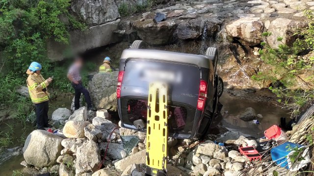 강원 인제서 승합차 4m 다리 아래로 추락...2명 사망·4명 부상 / YTN