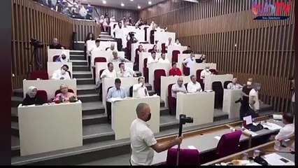 Tanju Özcan AK Partililere ''sakin olun''' deyip çay fırlattı