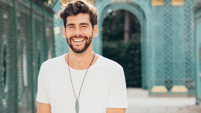 Con una pisca de magia y sonidos latinos, Álvaro Soler conquista el corazón de los hispanos