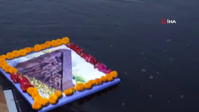 Katledilen Romanların anısına Meriç Nehri'ne çiçek bırakıldı