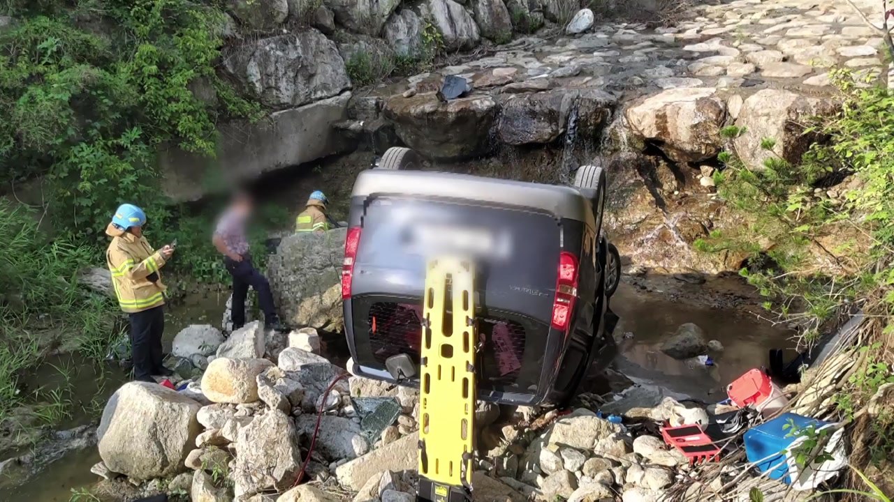 승합차 4m 다리 아래로 추락...2명 사망·4명 부상 / YTN