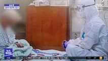 [이슈톡] 방호복 입고 할머니와 화투…치매 환자 향한 의료진의 헌신