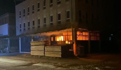 Mobilya imalathanesinde çıkan yangın, polisin dikkatiyle büyümeden söndürüldü