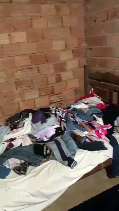 Casebre em que viviam mulher e 12 crianças