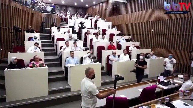 Bolu Belediye Başkanı Tanju Özcan, Belediye Meclis toplantısında AKP'li üyelere çay fırlattı