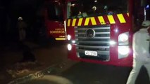 Incêndio em entulhos em pátio de casa abandonada mobiliza Bombeiros ao Santa Cruz