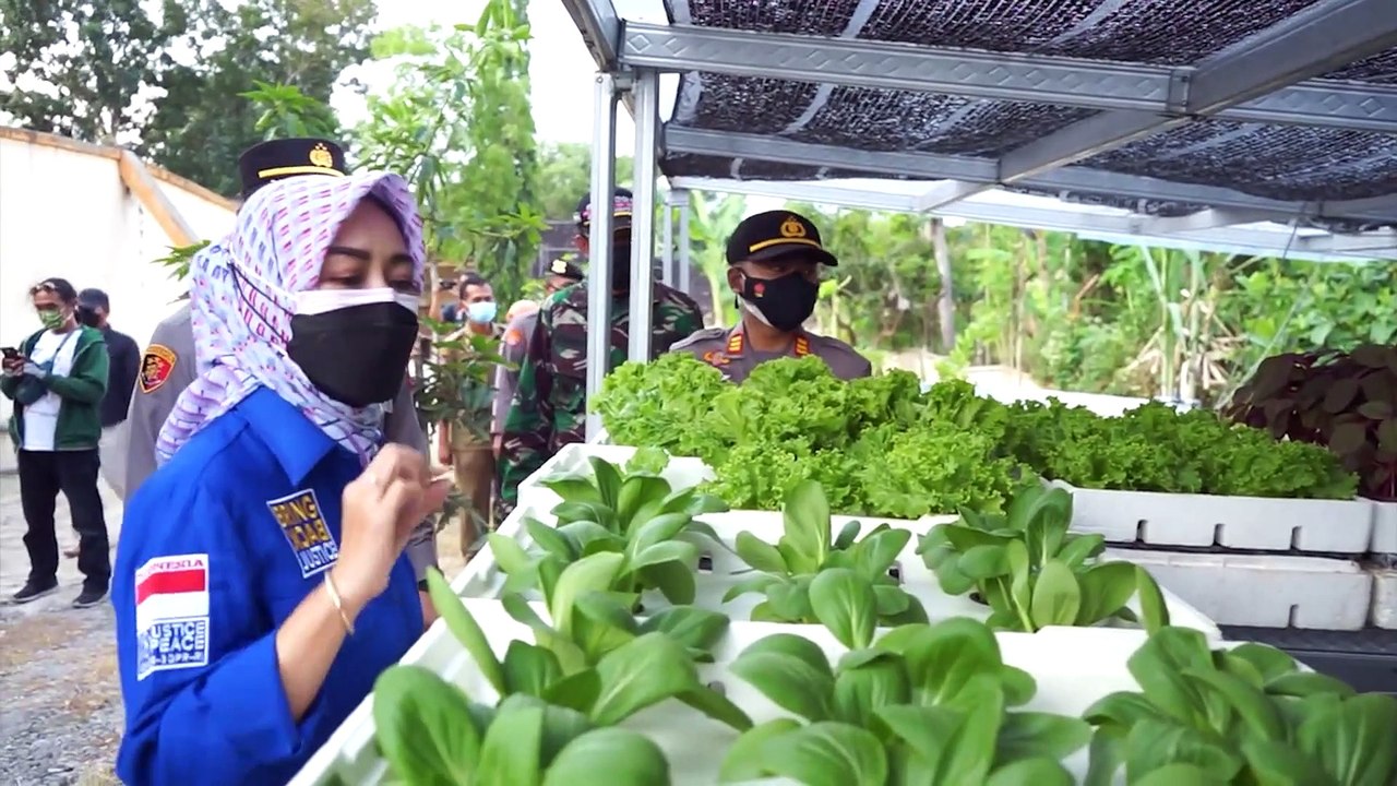 Program Ketahanan Pangan Polsek Polokarto Tebar Benih Lele